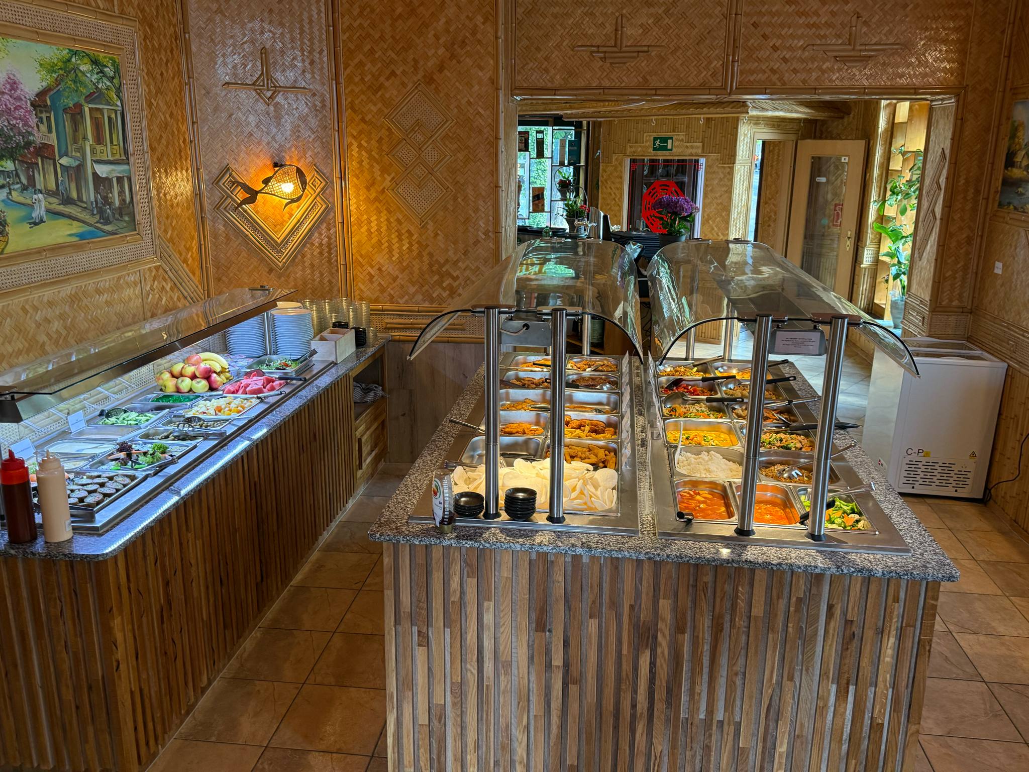 Restaurant und Buffetbereich für Gruppen im Big Wok Dresden